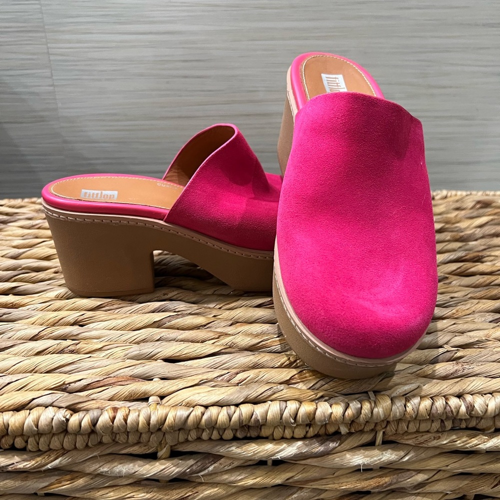 Fitflop Pilar hit pink suede platform. Worn once. In excellent shape.